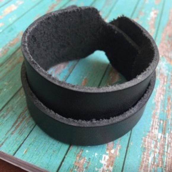 Unisex adjustable black composite leather cuff - Picture 2 of 3